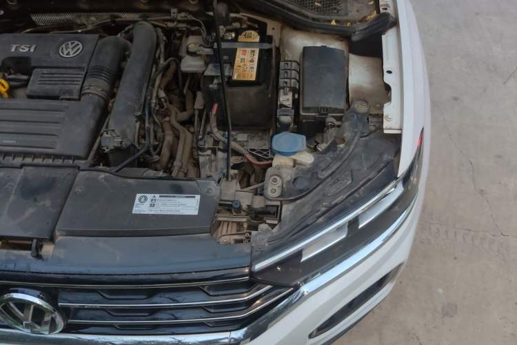 Used Volkswagen T-ROC 2019 230TSI DSG Two-Wheel-Drive Advanced Version China VI Standard Engine Bay Left