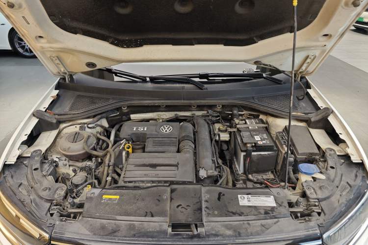 Used Volkswagen T-ROC 2019 230TSI DSG Two-Wheel-Drive Advanced Version China VI Standard Engine Bay