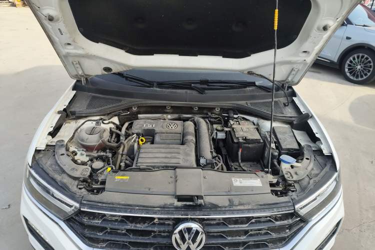 Used Volkswagen T-ROC 2019 230TSI DSG Two-Wheel Drive Fashion Edition China VI Standard Engine Bay
