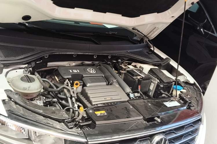 Used Volkswagen T-ROC 2019 230TSI DSG Two-Wheel Drive Fashion Edition China VI Standard Engine Bay