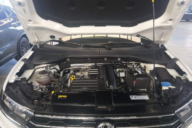 Used Volkswagen T-ROC 2019 230TSI DSG Two-Wheel-Drive Advanced Version China VI Standard Engine Bay