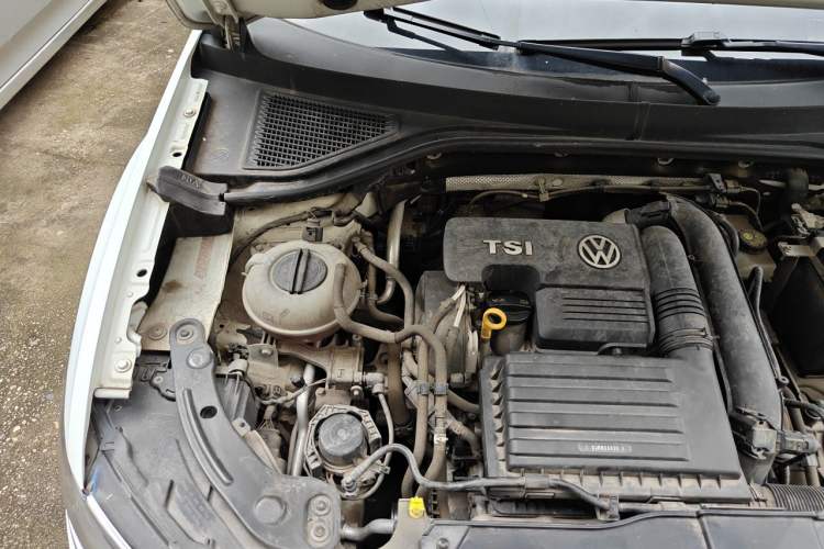 Used Volkswagen T-ROC 2019 230TSI DSG Two-Wheel-Drive Advanced Version China VI Standard Engine Bay Right