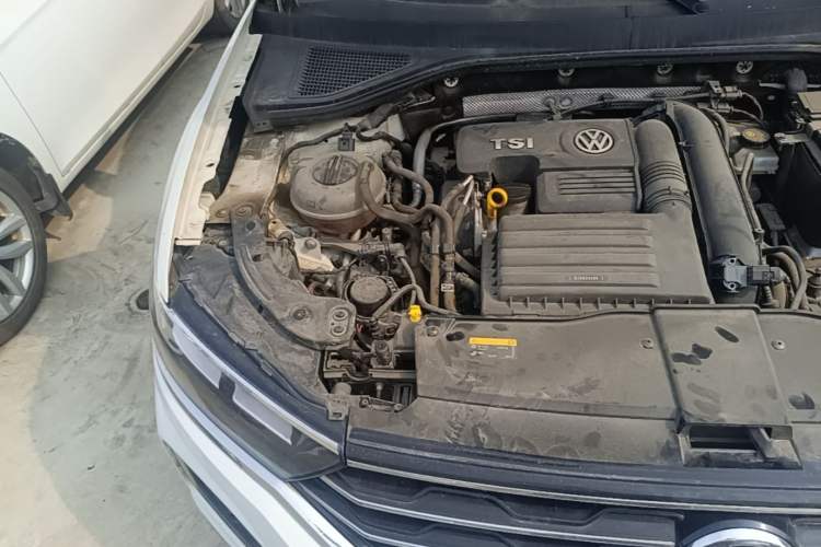 Used Volkswagen T-ROC 2019 280TSI DSG Two-Wheel Drive Advanced Version China VI Standard Engine Bay Right