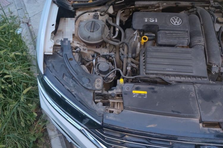 Used Volkswagen T-ROC 2019 230TSI DSG Two-Wheel-Drive Advanced Version China VI Standard Engine Bay Right