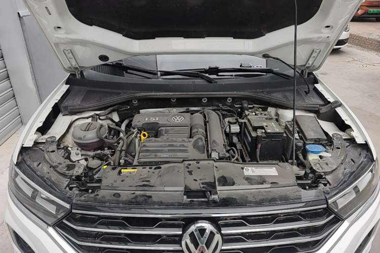 Used Volkswagen T-ROC 2019 230TSI DSG Two-Wheel-Drive Advanced Version China VI Standard Engine Bay