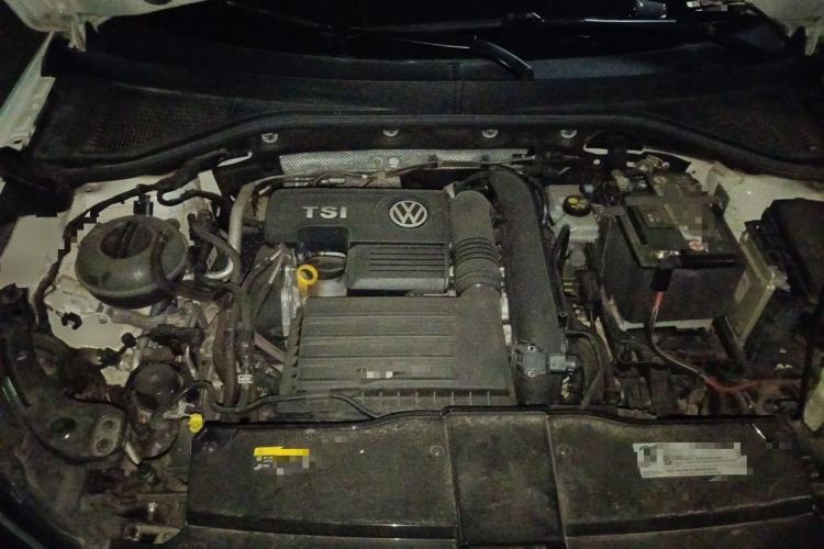 Used Volkswagen T-ROC 2019 230TSI DSG Two-Wheel Drive Fashion Edition China VI Standard Engine Bay