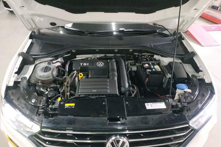 Used Volkswagen T-ROC 2019 280TSI DSG Two-Wheel Drive Advanced Version China VI Standard Engine Bay