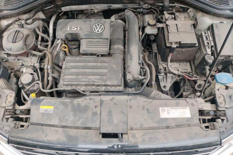 Used Volkswagen T-ROC 2019 230TSI DSG Two-Wheel-Drive Advanced Version China VI Standard Engine Bay