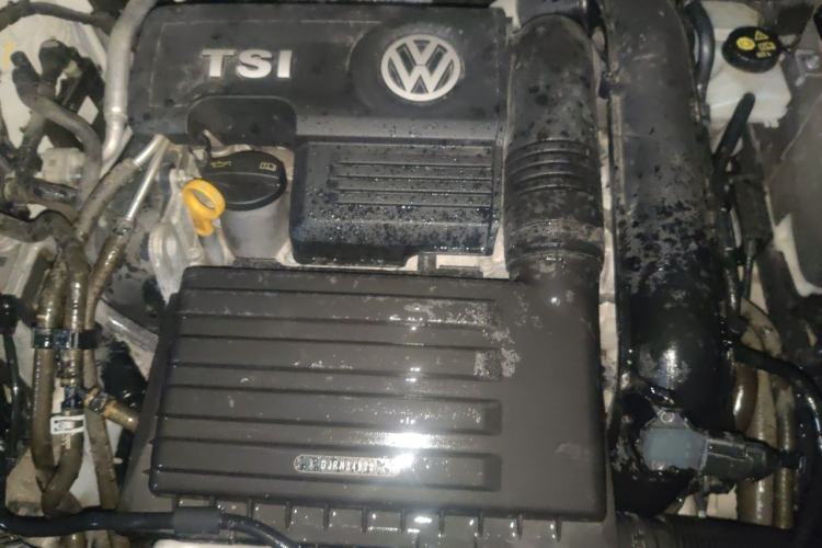 Used Volkswagen T-ROC 2019 230TSI DSG Two-Wheel-Drive Advanced Version China VI Standard Engine Bay