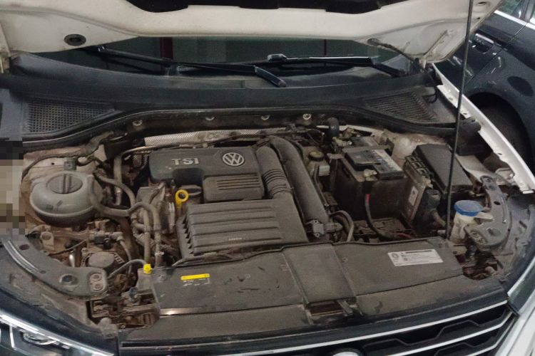 Used Volkswagen T-ROC 2019 230TSI DSG Two-Wheel-Drive Advanced Version China VI Standard Engine Bay