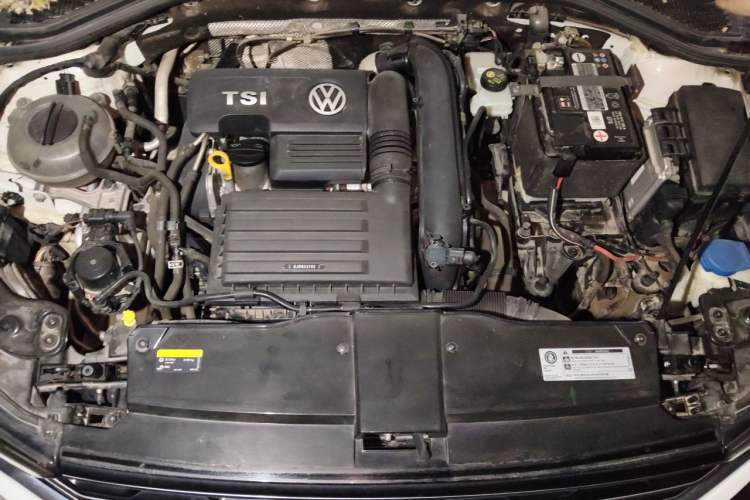 Used Volkswagen T-ROC 2019 230TSI DSG Two-Wheel-Drive Advanced Version China VI Standard Engine Bay
