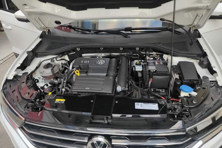 Used Volkswagen T-ROC 2019 230TSI DSG Two-Wheel-Drive Advanced Version China VI Standard Engine Bay