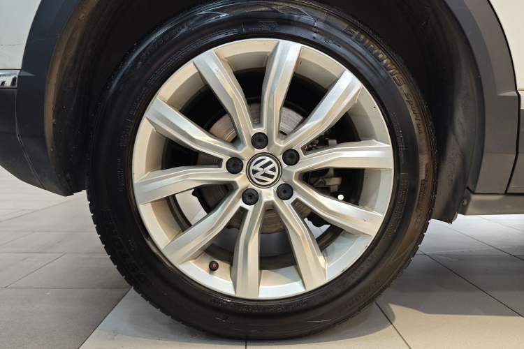 Used Volkswagen T-ROC 2019 230TSI DSG Two-Wheel-Drive Advanced Version China VI Standard Exterior 2