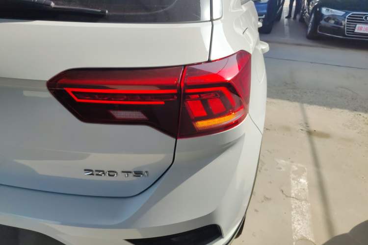 Used Volkswagen T-ROC 2019 230TSI DSG Two-Wheel-Drive Advanced Version China VI Standard Exterior 3