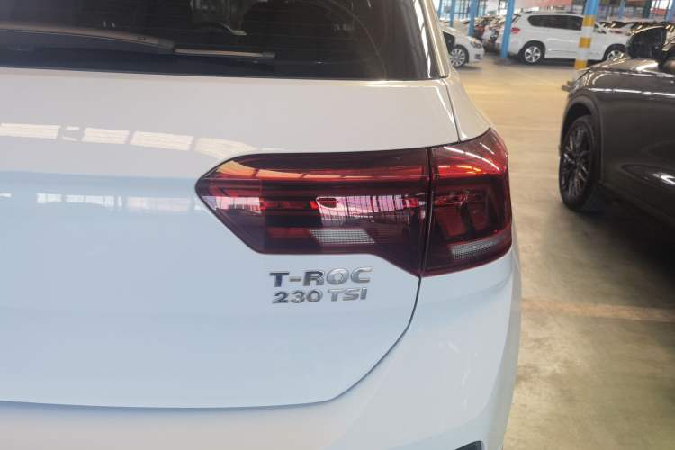 Used Volkswagen T-ROC 2019 230TSI DSG Two-Wheel-Drive Advanced Version China VI Standard Exterior 3