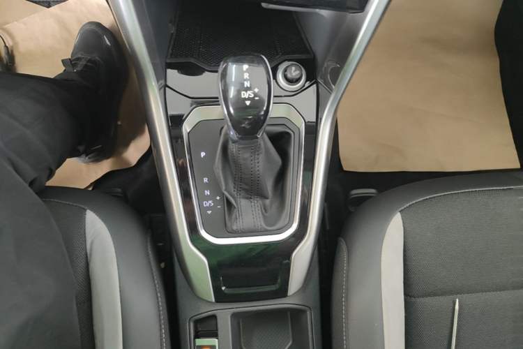 Used Volkswagen T-ROC 2019 230TSI DSG Two-Wheel-Drive Advanced Version China VI Standard Gear Lever