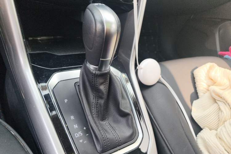 Used Volkswagen T-ROC 2019 230TSI DSG Two-Wheel-Drive Advanced Version China VI Standard Gear Lever