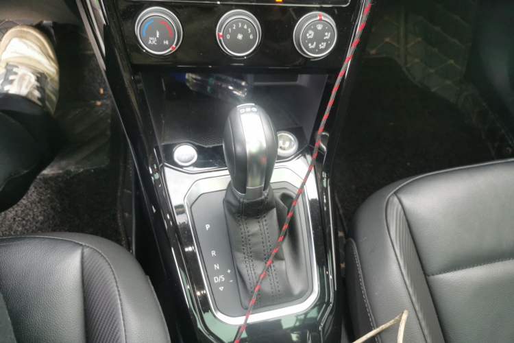 Used Volkswagen T-ROC 2019 280TSI DSG Two-Wheel Drive Comfort Version China VI Standard Gear Lever