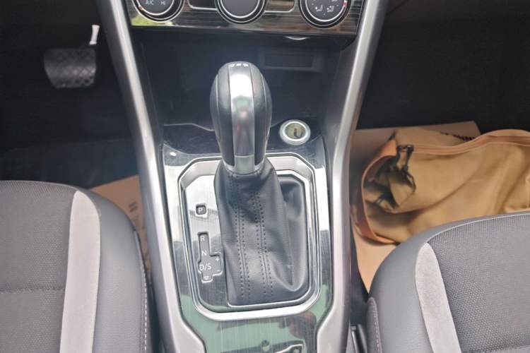 Used Volkswagen T-ROC 2019 280TSI DSG Two-Wheel Drive Advanced Version China VI Standard Gear Lever