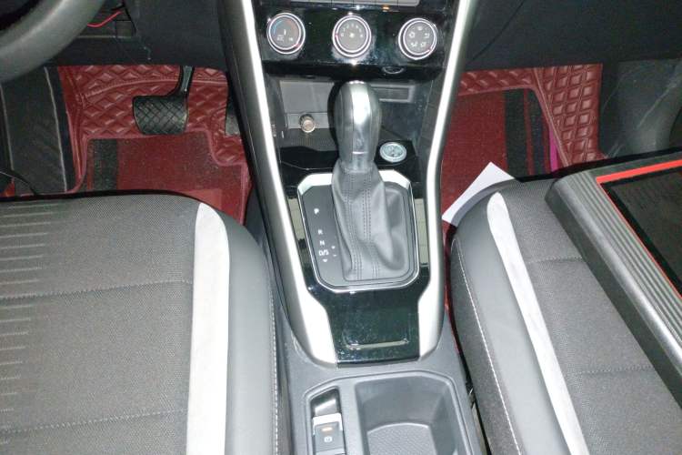 Used Volkswagen T-ROC 2019 230TSI DSG Two-Wheel-Drive Advanced Version China VI Standard Gear Lever