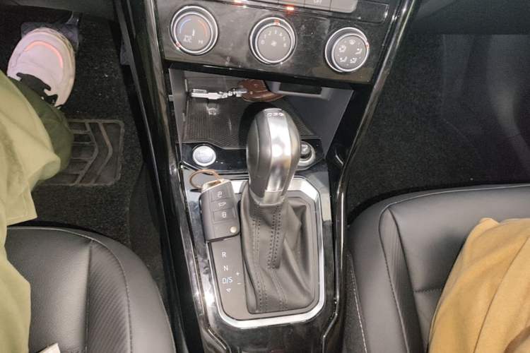 Used Volkswagen T-ROC 2019 280TSI DSG Two-Wheel Drive Comfort Version China VI Standard Gear Lever