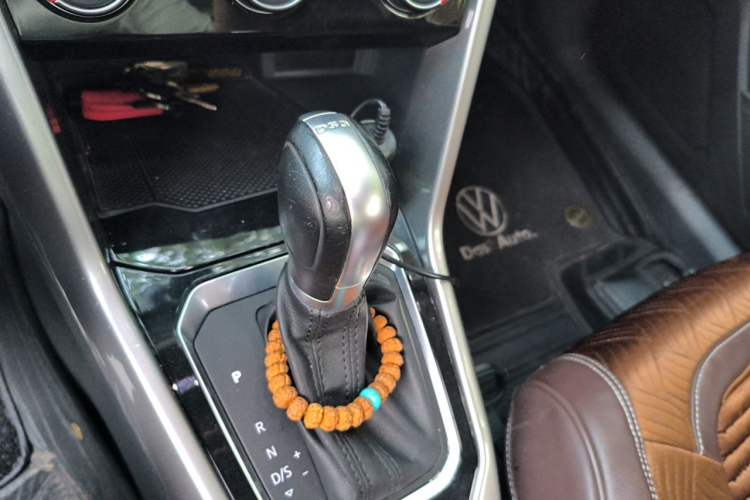 Used Volkswagen T-ROC 2019 230TSI DSG Two-Wheel-Drive Advanced Version China VI Standard Gear Lever
