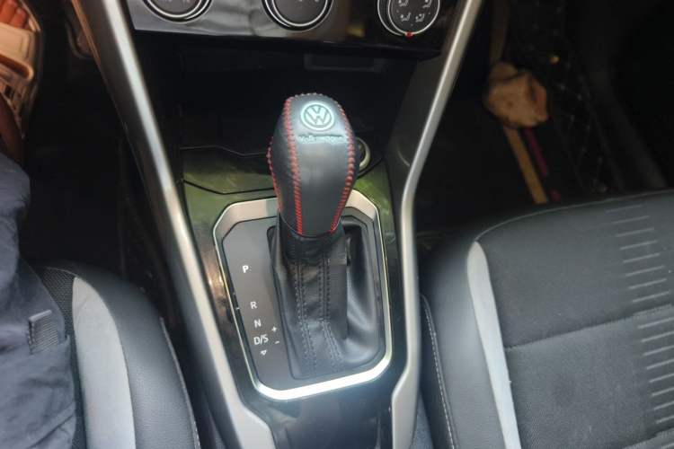 Used Volkswagen T-ROC 2019 230TSI DSG Two-Wheel-Drive Advanced Version China VI Standard Gear Lever