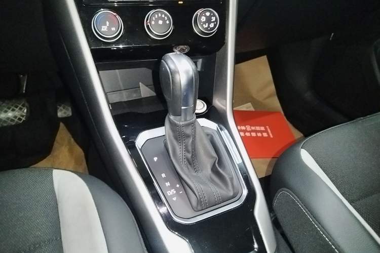 Used Volkswagen T-ROC 2019 230TSI DSG Two-Wheel-Drive Advanced Version China VI Standard Gear Lever