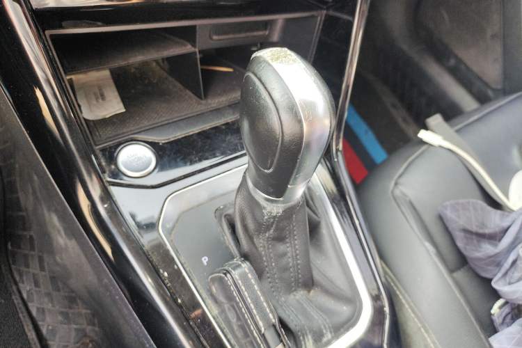 Used Volkswagen T-ROC 2019 280TSI DSG Two-Wheel Drive R-Line Pro Gear Lever