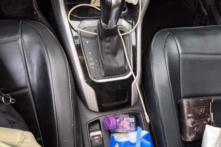 Used Volkswagen T-ROC 2019 230TSI DSG Two-Wheel-Drive Advanced Version China VI Standard Gear Lever