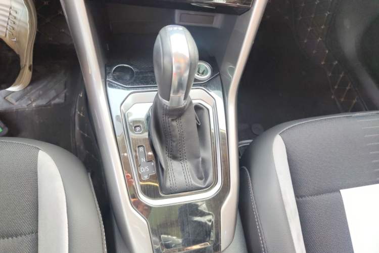 Used Volkswagen T-ROC 2019 230TSI DSG Two-Wheel-Drive Advanced Version China VI Standard Gear Lever