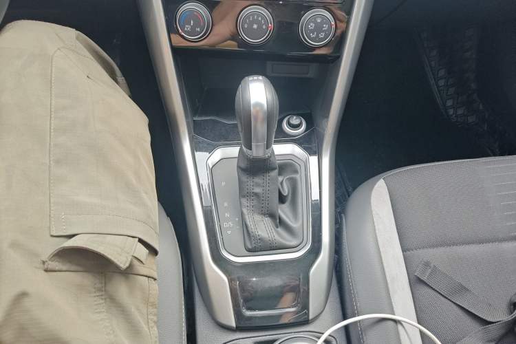 Used Volkswagen T-ROC 2019 230TSI DSG Two-Wheel-Drive Advanced Version China VI Standard Gear Lever