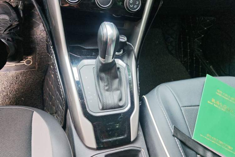 Used Volkswagen T-ROC 2019 230TSI DSG Two-Wheel-Drive Advanced Version China VI Standard Gear Lever