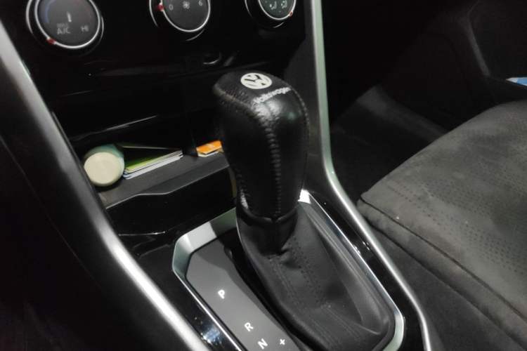 Used Volkswagen T-ROC 2019 230TSI DSG Two-Wheel-Drive Advanced Version China VI Standard Gear Lever