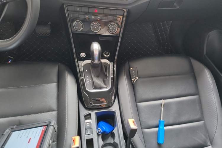 Used Volkswagen T-ROC 2019 280TSI DSG Two-Wheel Drive Comfort Version China VI Standard Gear Lever