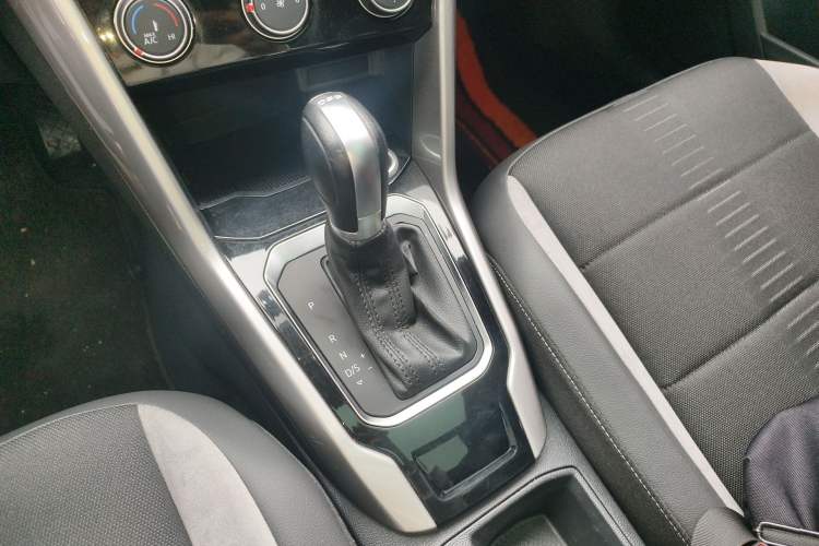 Used Volkswagen T-ROC 2019 230TSI DSG Two-Wheel-Drive Advanced Version China VI Standard Gear Lever