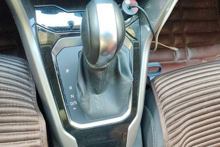 Used Volkswagen T-ROC 2019 230TSI DSG Two-Wheel-Drive Advanced Version China VI Standard Gear Lever