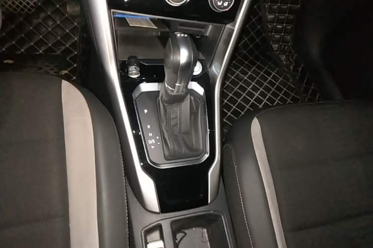 Used Volkswagen T-ROC 2019 280TSI DSG Two-Wheel Drive Advanced Version China VI Standard Gear Lever