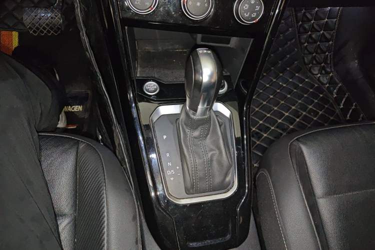 Used Volkswagen T-ROC 2019 280TSI DSG Two-Wheel Drive Comfort Version China VI Standard Gear Lever