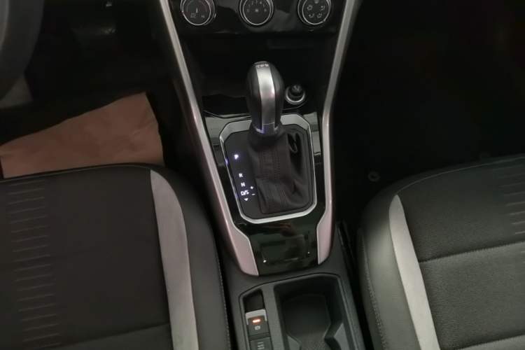 Used Volkswagen T-ROC 2019 280TSI DSG Two-Wheel Drive Advanced Version China VI Standard Gear Lever