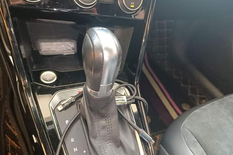Used Volkswagen T-ROC 2019 280TSI DSG Four-Wheel Drive Luxury Version China V Standard Gear Lever