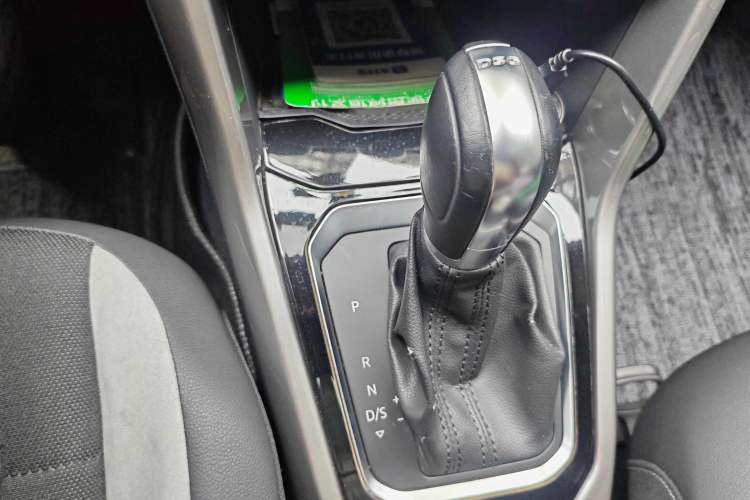 Used Volkswagen T-ROC 2019 230TSI DSG Two-Wheel-Drive Advanced Version China VI Standard Gear Lever