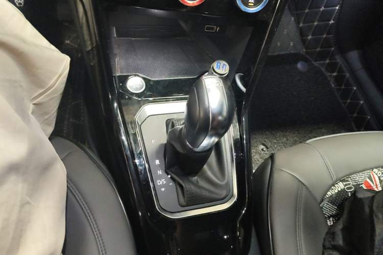 Used Volkswagen T-ROC 2019 280TSI DSG Two-Wheel-Drive Luxury Version China V Emission Standard Gear Lever