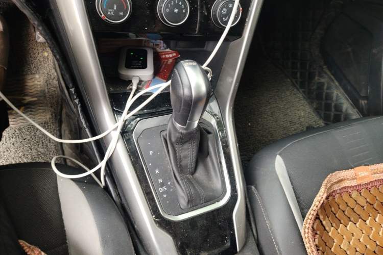 Used Volkswagen T-ROC 2019 230TSI DSG Two-Wheel-Drive Advanced Version China VI Standard Gear Lever