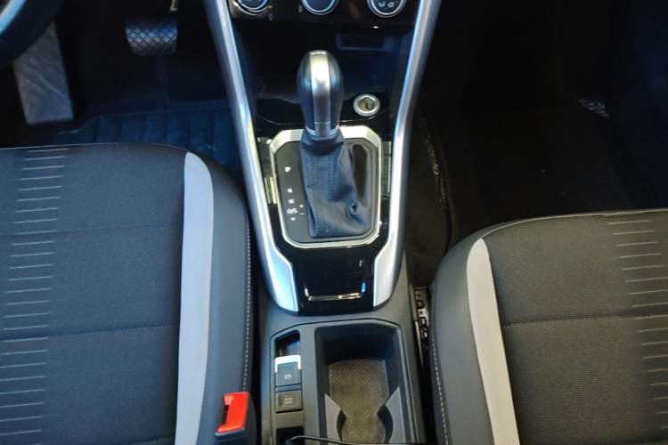 Used Volkswagen T-ROC 2019 230TSI DSG Two-Wheel-Drive Advanced Version China VI Standard Gear Lever