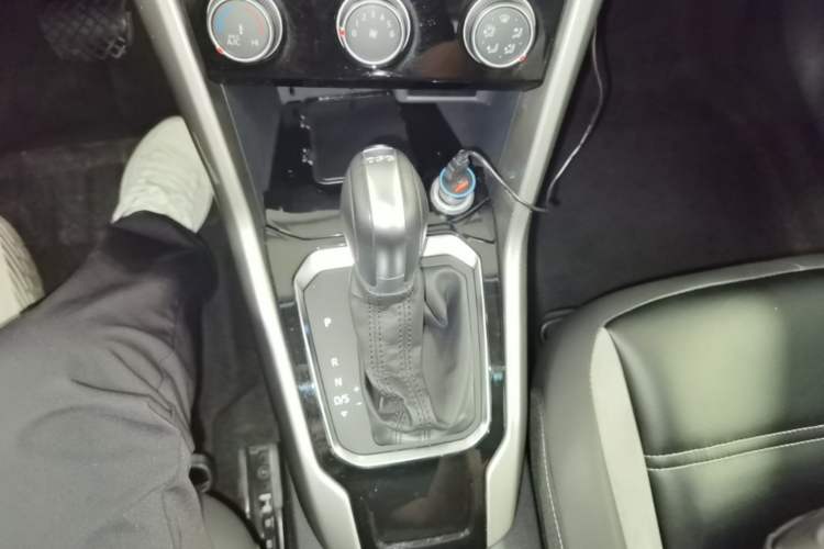 Used Volkswagen T-ROC 2019 230TSI DSG Two-Wheel-Drive Advanced Version China VI Standard Gear Lever