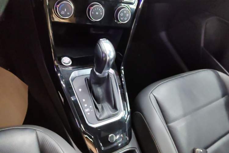 Used Volkswagen T-ROC 2019 280TSI DSG Two-Wheel Drive Comfort Version China VI Standard Gear Lever