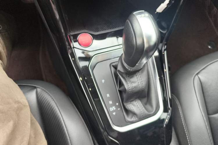 Used Volkswagen T-ROC 2019 280TSI DSG Two-Wheel Drive Comfort Version China VI Standard Gear Lever