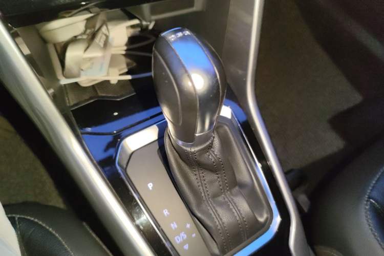 Used Volkswagen T-ROC 2019 230TSI DSG Two-Wheel-Drive Advanced Version China VI Standard Gear Lever