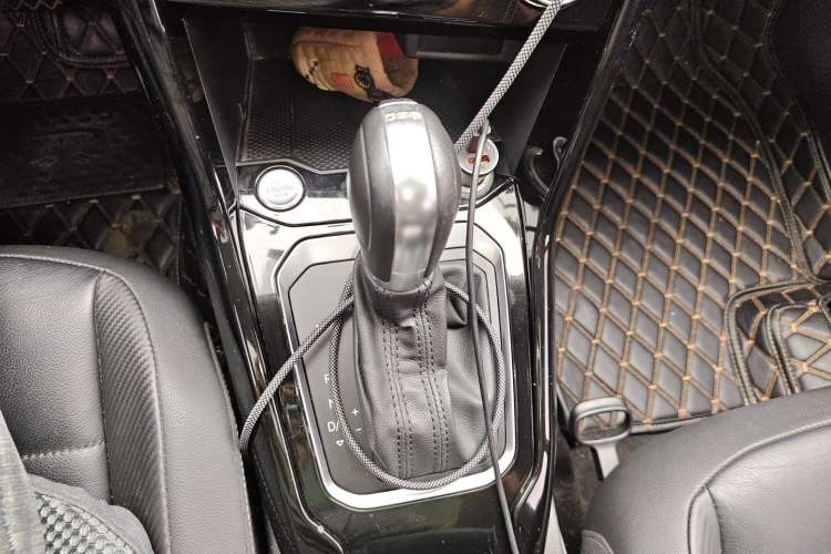 Used Volkswagen T-ROC 2019 280TSI DSG Two-Wheel Drive Comfort Version China VI Standard Gear Lever